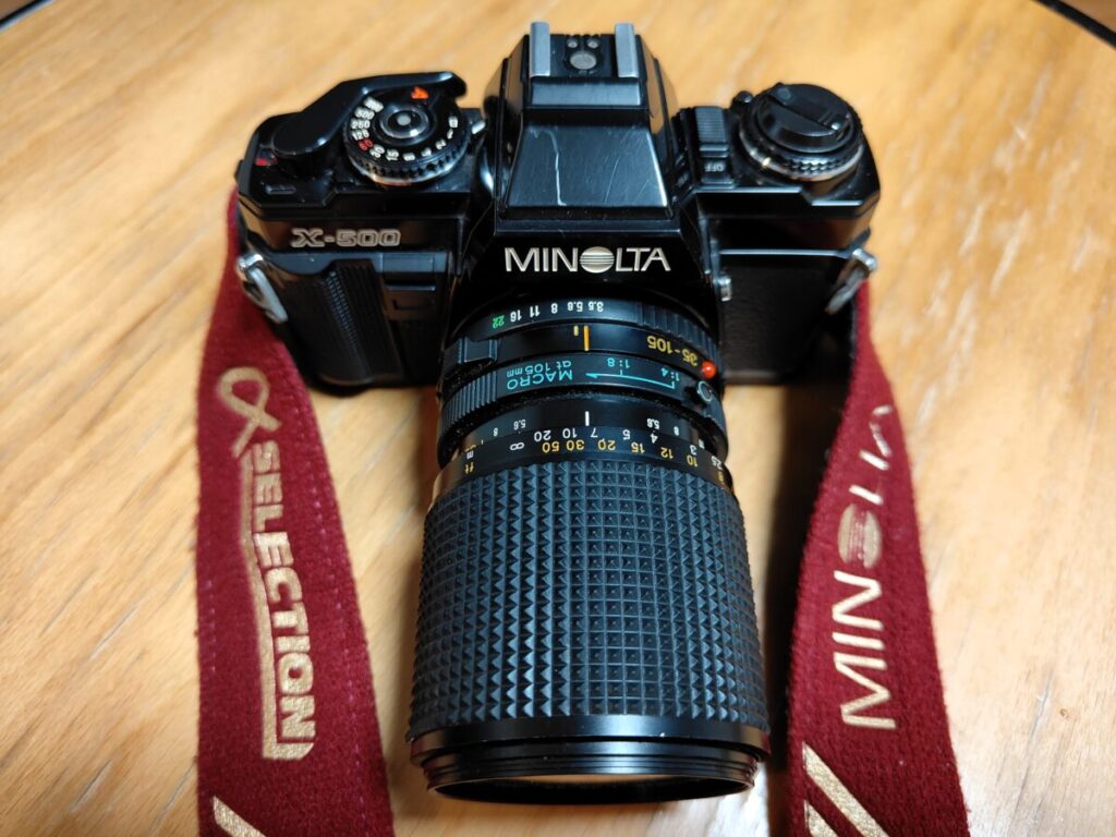40年以上前に購入したミノルタX-500とネックストラップ