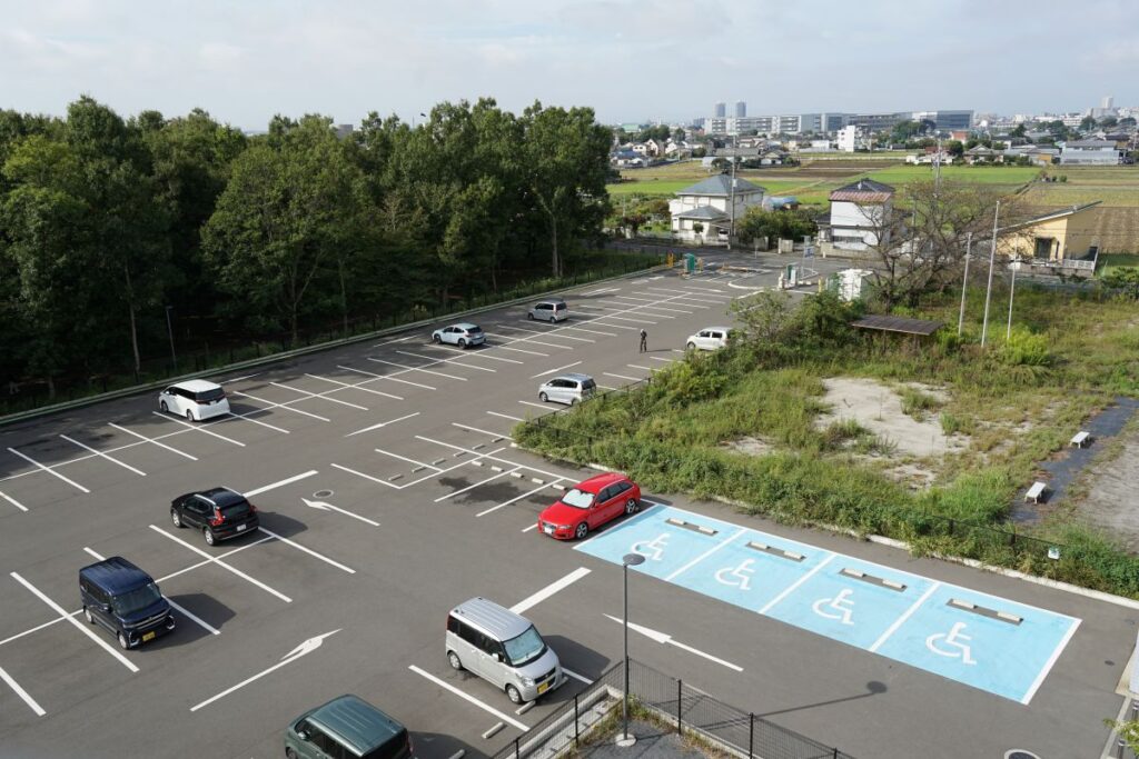 北側駐車場