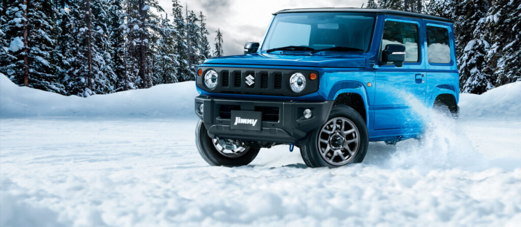 5スロットグリルや丸型ランプ、クラムシェルフード。
脈々と受け継ぎ、磨き続けてきたジムニーらしさが、
フィールドで、都市で、揺るぎない個性を放ちます。