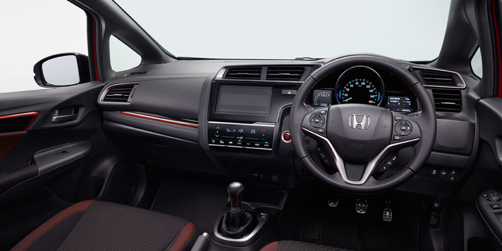 フィットRS室内