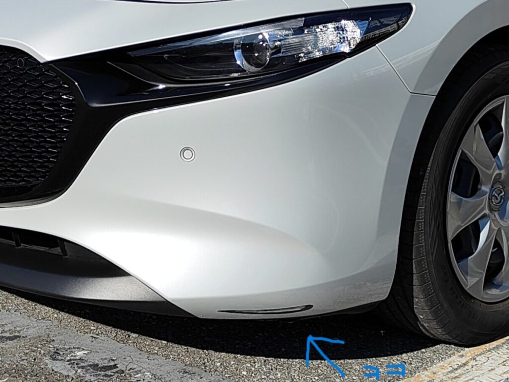 マツダ３の左フロントバンパーの傷